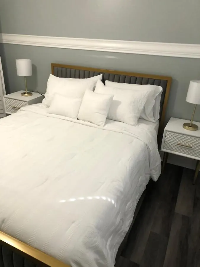 2 Bedrooms Vacation Home Tampa